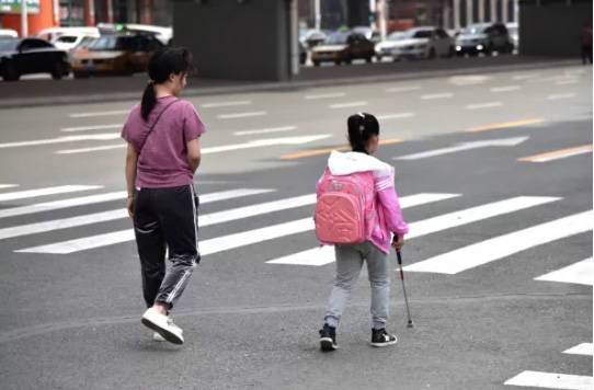 这个妈妈“良苦用心” 让11岁盲女独自上学