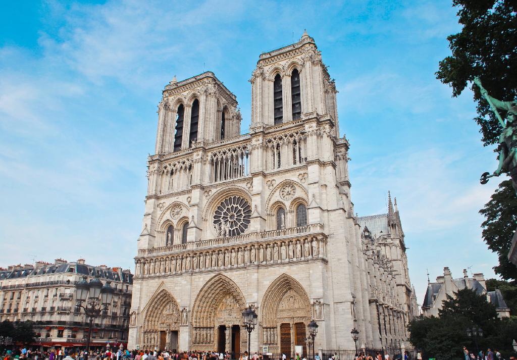 央视网谈巴黎圣母院火灾：国耻不能忘却，但不应该落井下石