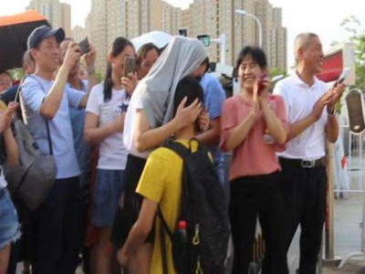 跪谢母亲考生高考635分 儿子不满意母亲满意