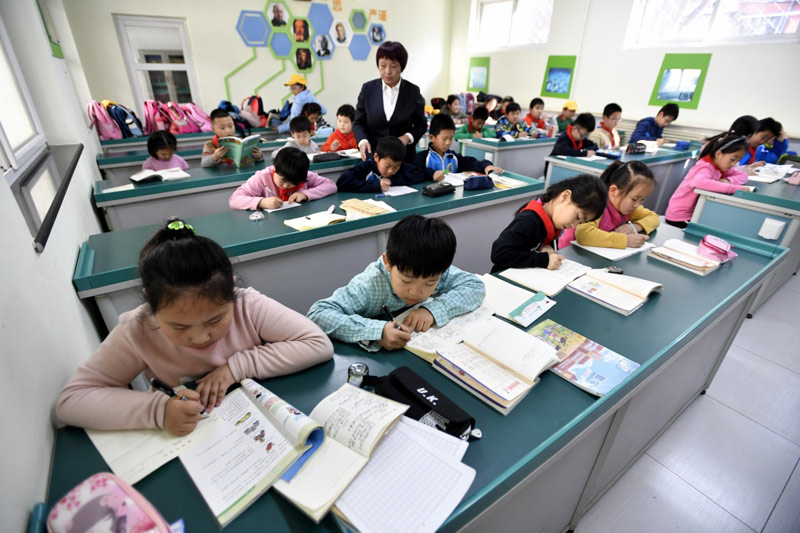 小学生近视率居高不下 多省发布政策减轻小学生家庭作业负担