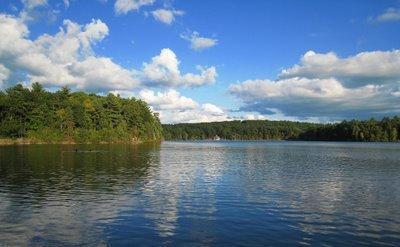 形容大学校园湖的句子