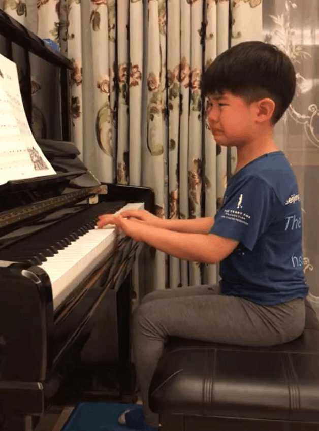 描述弹钢琴的美好句子 描述弹钢琴的美好句子