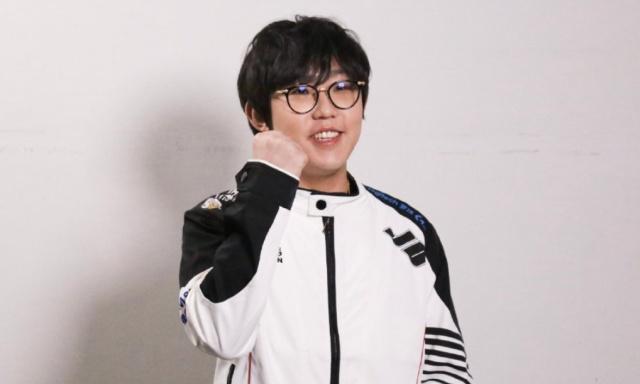 描写紧张激烈的比赛场面的句子 描写紧张激烈的比赛场面的句子