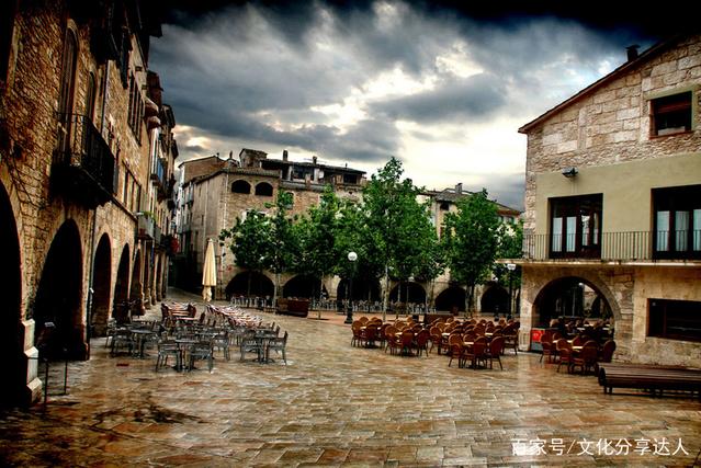 他总是一次又一次的做同样事情的英文句子