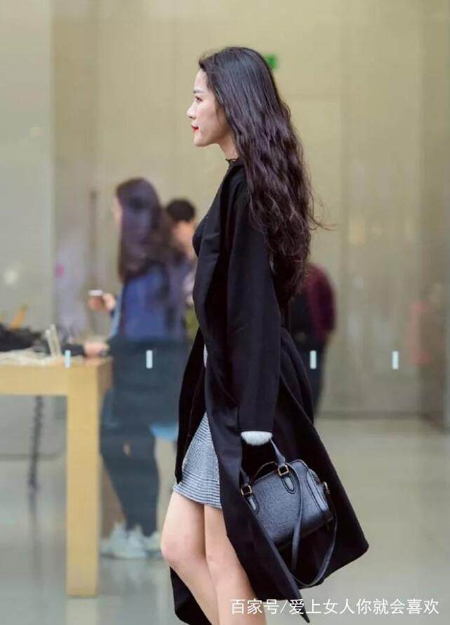 形容风衣摆摆的句子