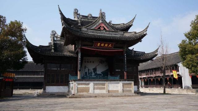 描写唱戏时人的句子