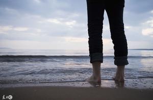 我爱的人不爱我的句子 我爱的人她不爱我伤心句子