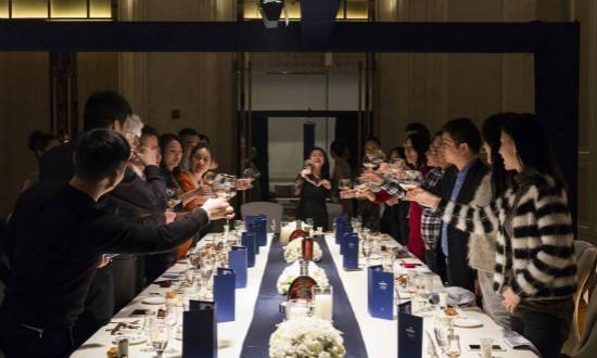 三个地方干同一工作同事相聚的好句 同事相聚的经典句子有哪些